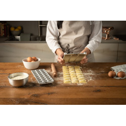 MARCATO KALUP ZA RAVIOLE VELIČINE 25mm 48 KOM + VALJAK